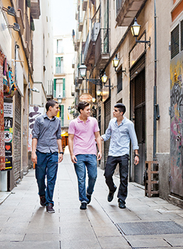 Javier Sánchez with friends out and about in Barcelona’s old city (photo)