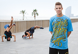 Iván Vendrell breakdancing with friends (photo)